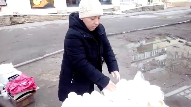 В Батайске на аллее Кирова женщина продает молочные продукты неизвестного происхождения смотреть онлайн