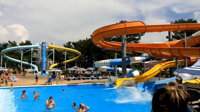 Аквапарк ЗОЛОТАЯ БУХТА в Геленджике Все Детские Горки Самые Классные Водные Аттракционы для Детей смотреть онлайн