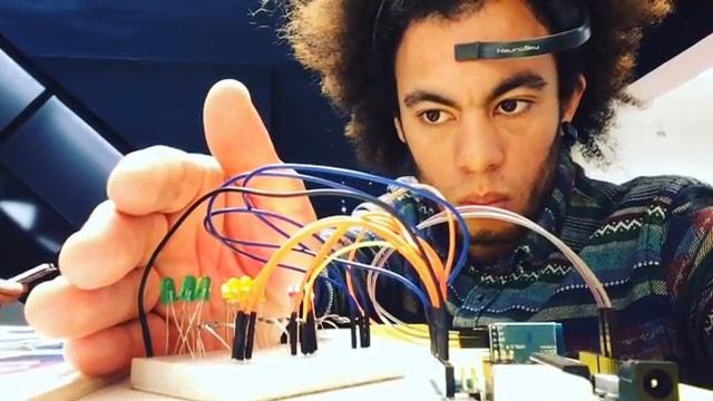 Testing Mindwave mobile x arduino on LED смотреть онлайн