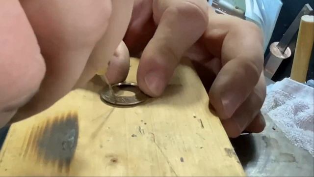 ДЕЛАЕМ СЕРЬГИ ИЗ МОНЕТ ВЕСЬ ПРОЦЕСС ИЗГОТОВЛЕНИЯ смотреть онлайн