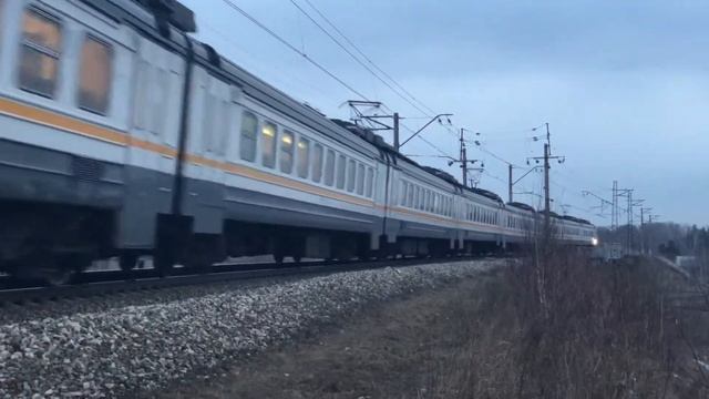 «Фирменный экспресс» в Шатуру! Электропоезд ЭД4М-0455 следует через путепровод к станции «Овражки». смотреть онлайн