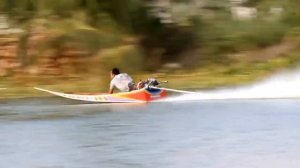 ОТВАЖНЫЕ ТАЙЦЫ УСТРАИВАЮТ ДРАГ ГОНКИ НА БЕЗБАШЕННЫХ ЛОДКАХ