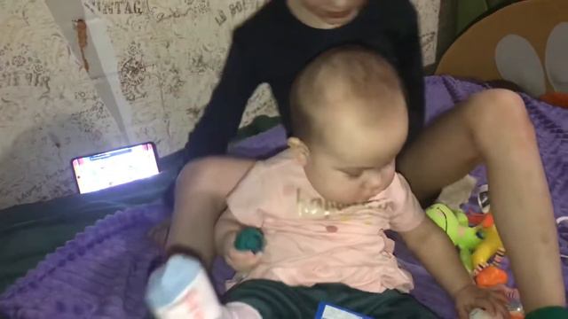 ребенок аутист относится с любовью 🧸к сестричке!Проявляет чувства!Очень любит ее! смотреть онлайн