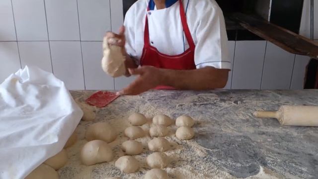 Ресторан Lider Paça часть 1: приготовление теста для турецкой пицы смотреть онлайн