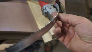 Пильная лента будет служить в 2-3 раза дольше. Простое устройство для заточки.