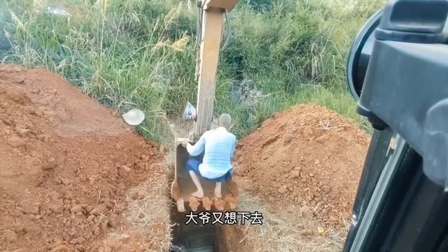 下雨天路滑陷車，大哥為了吃火鍋費了600，這個代價有點大【陈师傅开挖机】 смотреть онлайн