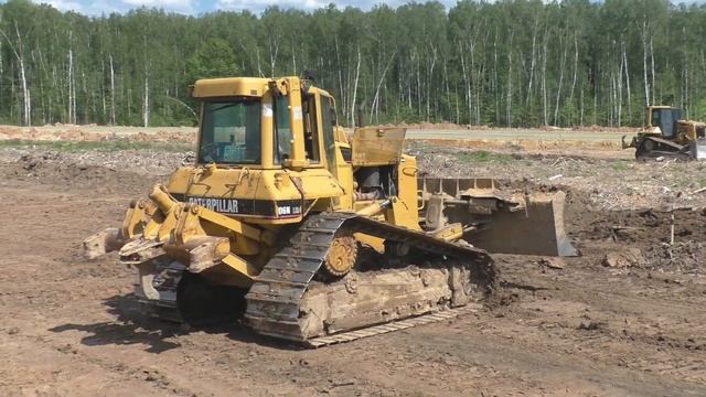 Бульдозер Cat D6N LGP снимает плодородный слой смотреть онлайн