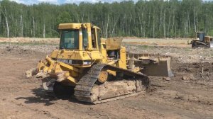 Бульдозер Cat D6N LGP снимает плодородный слой