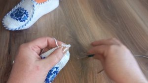 Тапочки-следочки спицами.?узор с обвитием петель