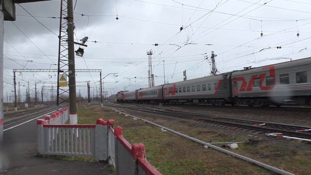 Электровоз ЭП2К-403 с поездом №392 Москва-Челябинск следует по станции Воскресенск смотреть онлайн