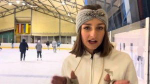 КАК НАУЧИТЬСЯ КАТАТЬСЯ НА КОНЬКАХ? Как тормозить/как правильно завязывать коньки/как разворачиватьс