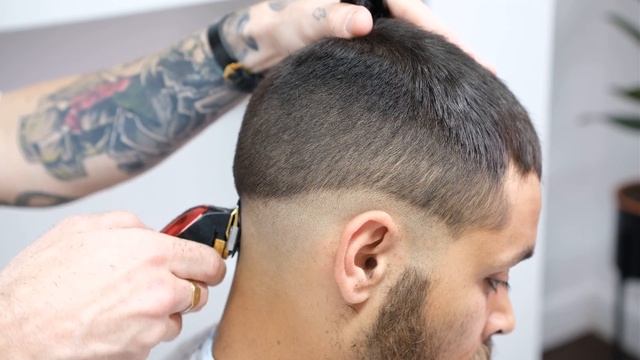 HOW TO FADE LIKE A PRO | BARBER TUTORIAL ? смотреть онлайн