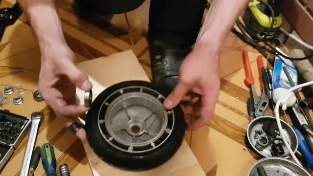 Замена передней покрышки и подшипников МК на ninebot ES 1|2|4 смотреть онлайн