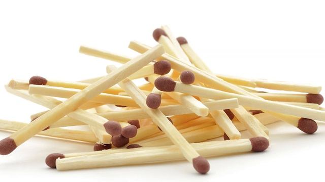 Нет «чиркаша»? Вот как можно зажечь спичку об спичку смотреть онлайн