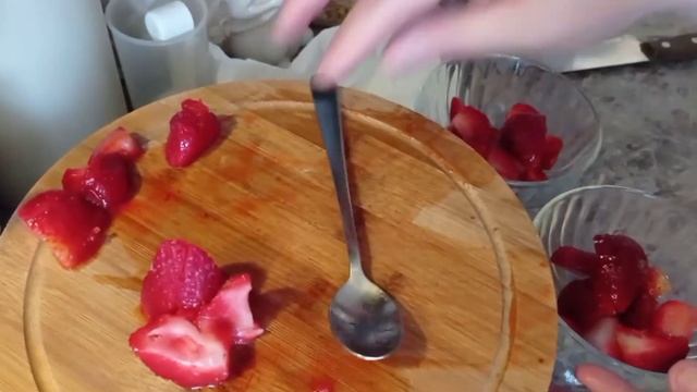 ДЕСЕРТ КЛУБНИКА ТВОРОЖНЫЙ КРЕМ И МИНДАЛЬ смотреть онлайн