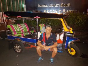 БАНГКОК, ЕДУ ТРАНЗИТОМ В ИНДОНЕЗИЮ. ТОРГУЮСЬ С ТАКСИСТОМ. Baiyoke Sky Hotel..mp4