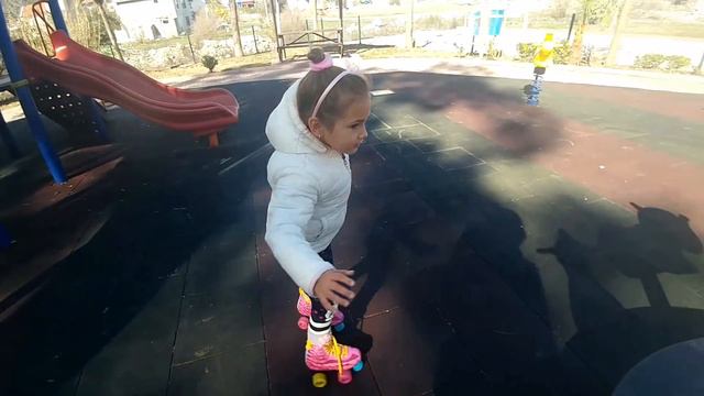 Новые РОЛИКИ БАРБИ.Учимся кататься.Видео для детей.Игра для детей. смотреть онлайн