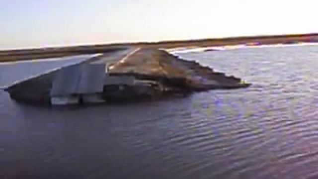 Дорогу размыло. Паводок, Бованенково. смотреть онлайн