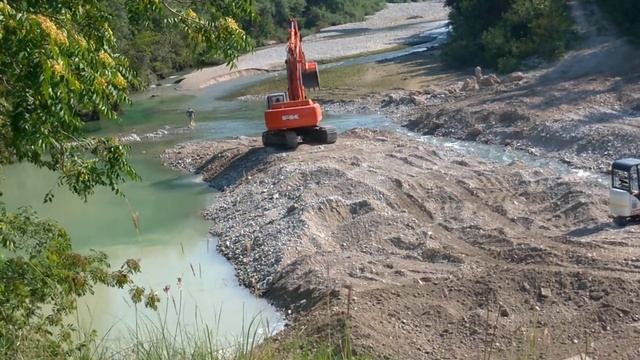 FIAT KOBELCO EX355 working on a river bank 2 - Cividale del Friuli, Italy смотреть онлайн