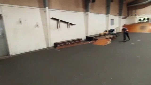 Жёсткие? самокат-соревнования в крытом скейтпарке во время грозы?**Приз - СТИКЕР???** смотреть онлайн