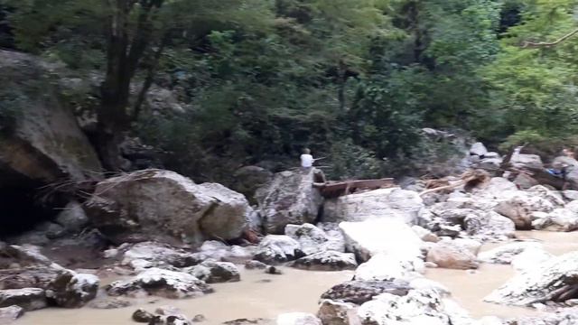 Сочи.Агурские водопады. Разрушенный мост. смотреть онлайн
