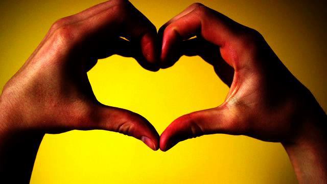 Слушать новинки музыки онлайн. От нее где-то в сердце... смотреть онлайн