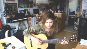 Девушка играет на гитаре и поет кавер