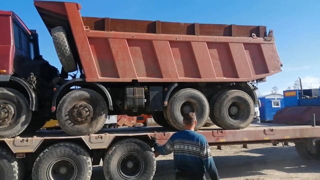 Татра Т815 самосвал переезжает с трала сходнями на трал без сходней. смотреть онлайн