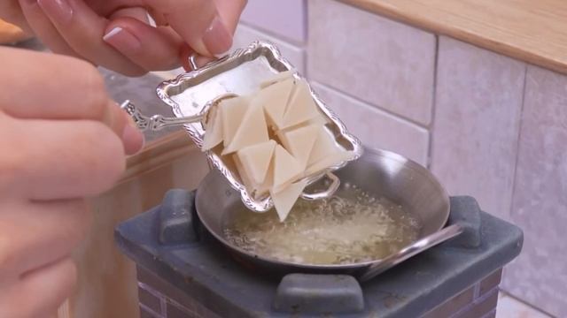 ГОТОВИМ МАЛЕНЬКУЮ ЕДУ ВМЕСТЕ С ДЕТЬМИ смотреть онлайн