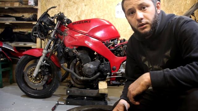 Восстановление Suzuki RF400 - Замена подшипников колес, пластик смотреть онлайн