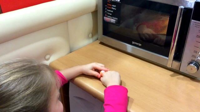 Ариана делает попкорн со вкусом карамели в микроволновке))) смотреть онлайн