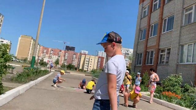 И в десять лет, и в семь, и в пять Все дети любят рисовать. смотреть онлайн