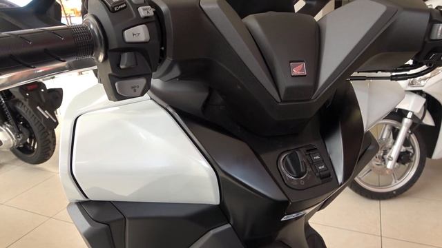 The new 2021 HONDA FORZA 125cc scooter (euro 5) new model white walkaround смотреть онлайн