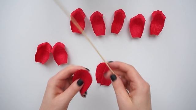 РОЗА ИЗ ГОФРИРОВАННОЙ БУМАГИ С КОНФЕТОЙ I МАСТЕР-КЛАСС I DIY PAPER ROSE смотреть онлайн