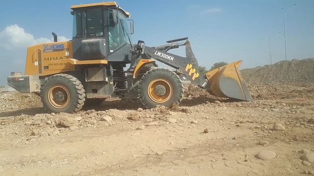 Фронтальный погрузчик Джойстик Xcmg lw300kn в работе смотреть онлайн