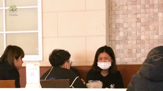 Poor Old Father Lies to Child He Lives a Good Life | Social Experiment 看到老人干吃着馒头骗儿女自己生活得很好，路人瞬间泪崩了 смотреть онлайн
