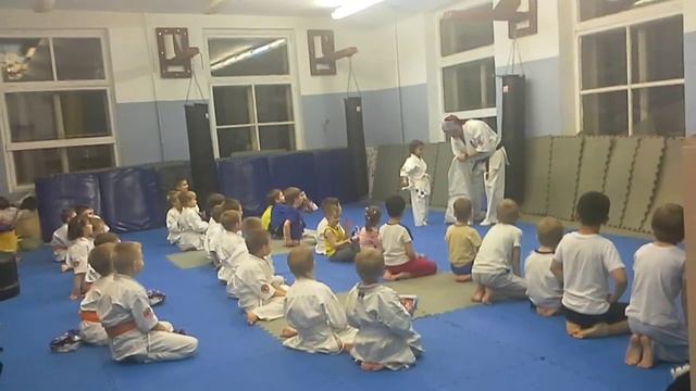 Дети получают подарки. смотреть онлайн