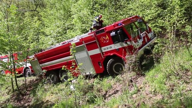 Hasičská cisterna zapadla na lesní cestě pří jízdě k zásahu смотреть онлайн