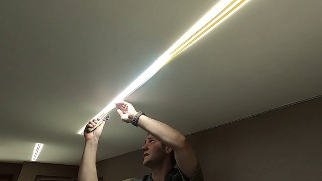 Как зарезать поликарбонат ножнями при установке натяжного потолка с световыми линиями смотреть онлайн