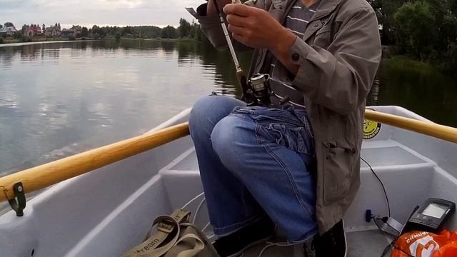 Клёвые обзоры № 20 День рыбака, рыбалка с лодок на Каменском пруду! смотреть онлайн