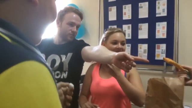 Иностранцы пробуют казахскую еду