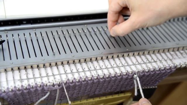 Орнамент на вязальной машине без перфокарт Ornament on a knitting machine without punched cards смотреть онлайн