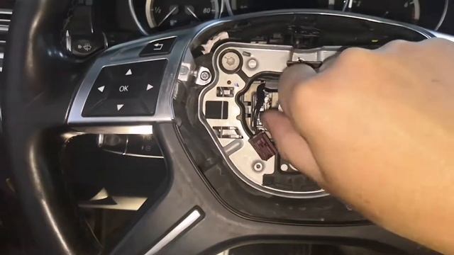 Как снять подушку и поменять руль практически на любом свежем мерседесе. На примере Mercedes w212 C смотреть онлайн