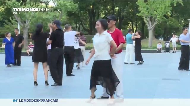 En Chine, les seniors dansent dans les rues смотреть онлайн