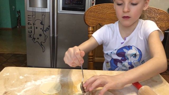 Готовлю пельмени тремя способами! Рецепты для детей! Пистолет для пельмешек! смотреть онлайн