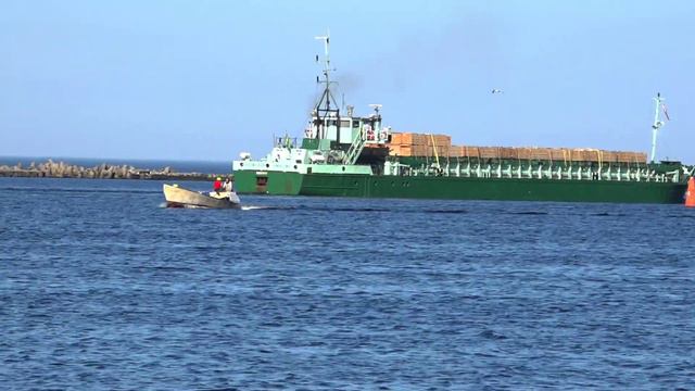 Лесовоз уходит в море из Рижского свободного порта смотреть онлайн