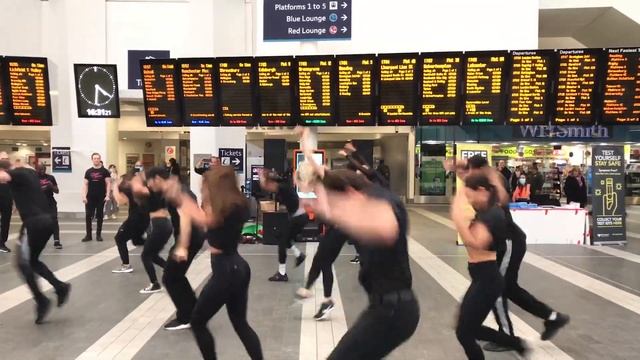 Dirty Dancing flash mob at Birmingham New street смотреть онлайн