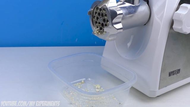 EXPERIMENT: MEAT GRINDER VS RAINBOW PENCIL смотреть онлайн