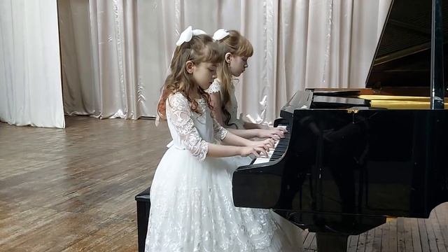 В.Коровицын "Куклы сеньора Карабаса" исполняют Лукашкина Полина , Лукашкина Агнесса. смотреть онлайн