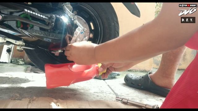 HONDA DIO 2021 | GEAR OIL CHANGE : SHELL SCOOTER GEAR OIL | 15W40 120 ML : 1ST 500 KM | OPTIONAL смотреть онлайн